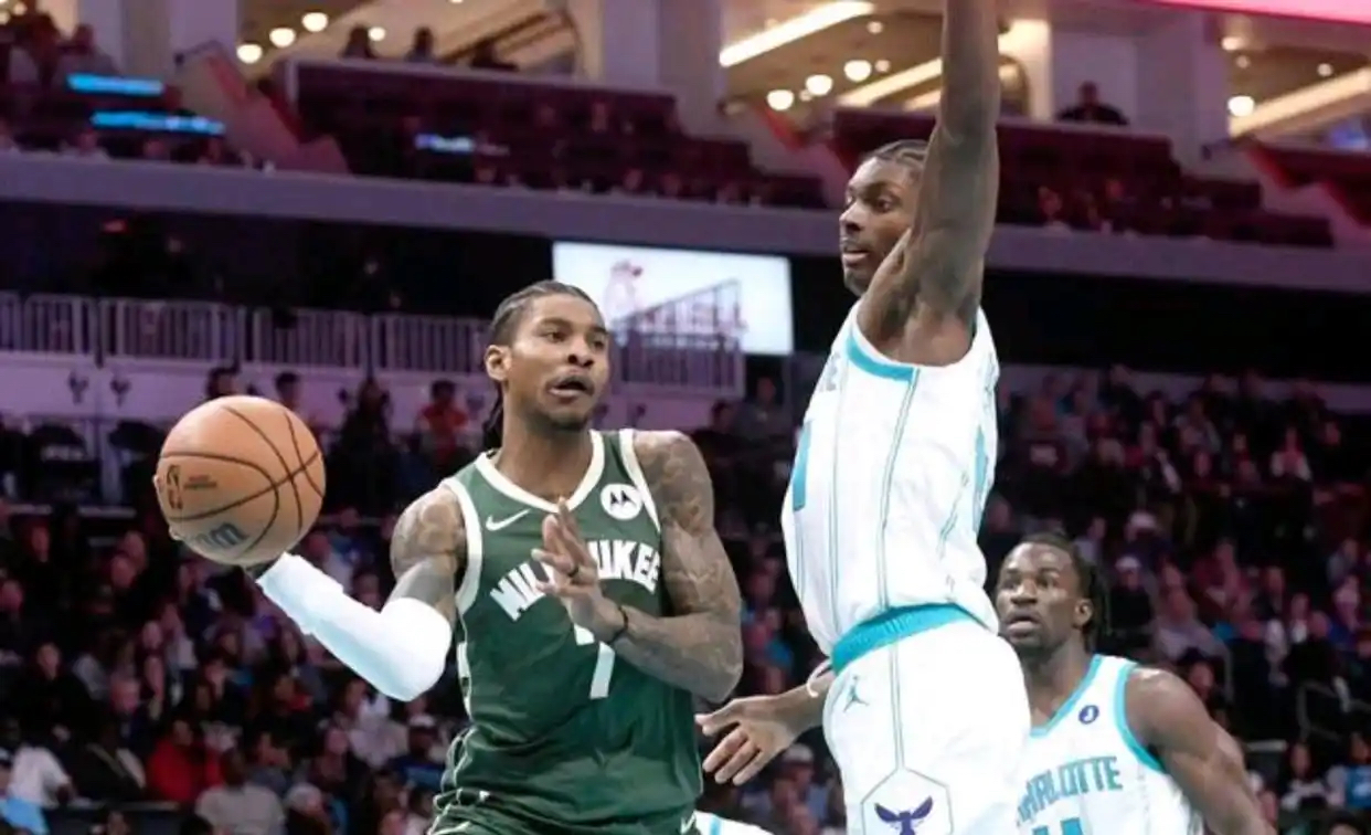 包含今夜NBA季后赛传出新动向，密尔沃基雄鹿迎来里程碑，管理层表态：更衣室稳定，控场能力受关注的词条